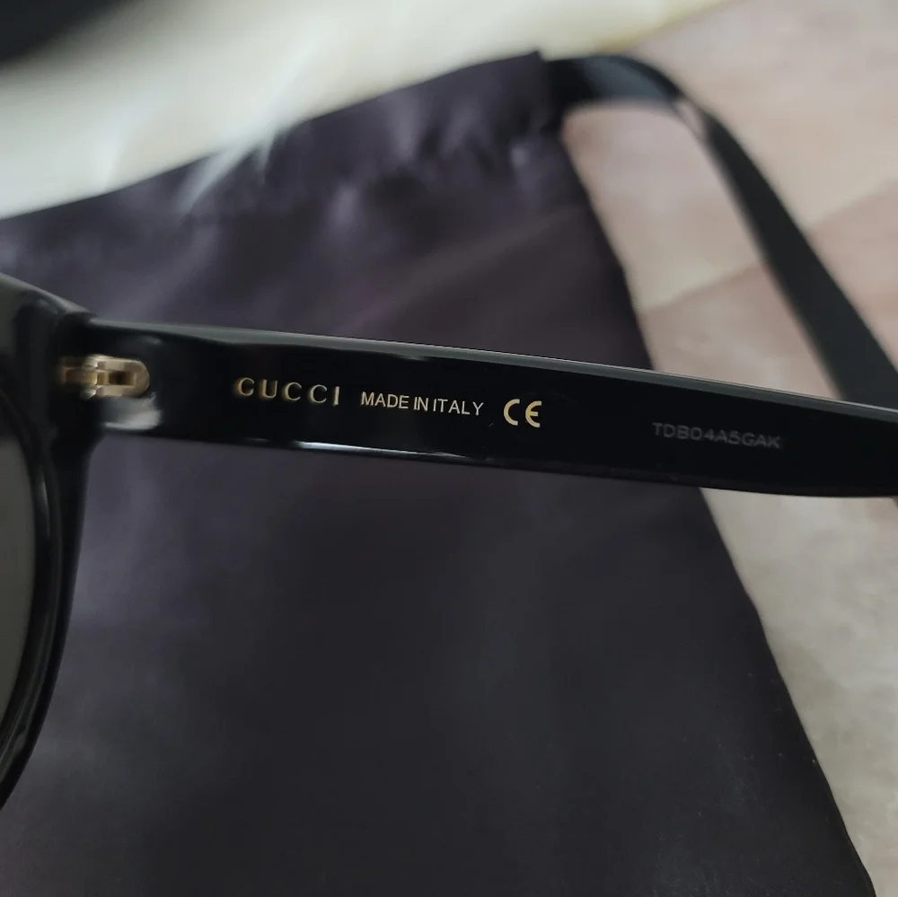 NEW Large Gucci Sunglasses with Gold Logo and Case - Picture 7 of 14
